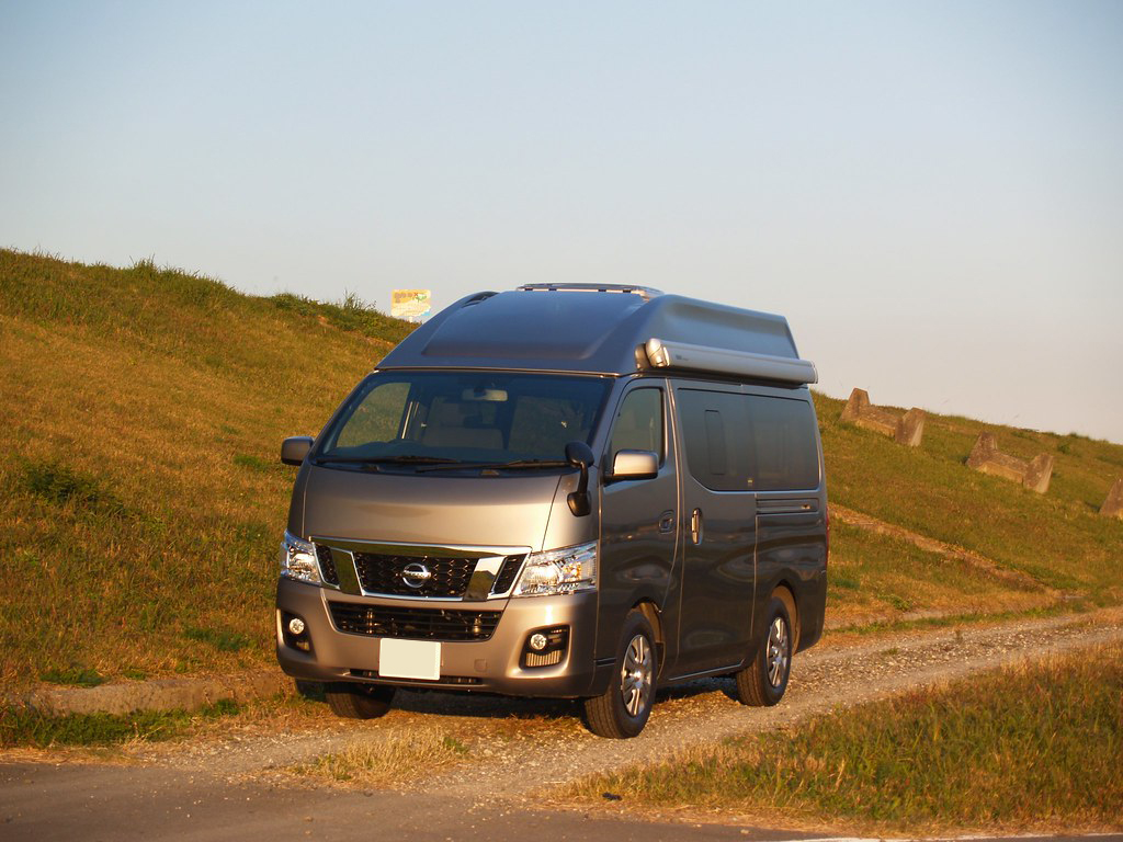ТОП-18 японских микроавтобусов - на картинке коричневый Nissan Caravan на грунтовой дороге